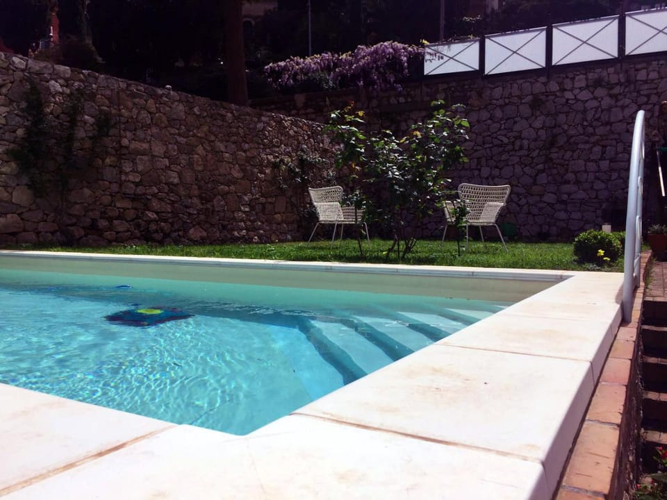 Patio, Day, Swimming pool
