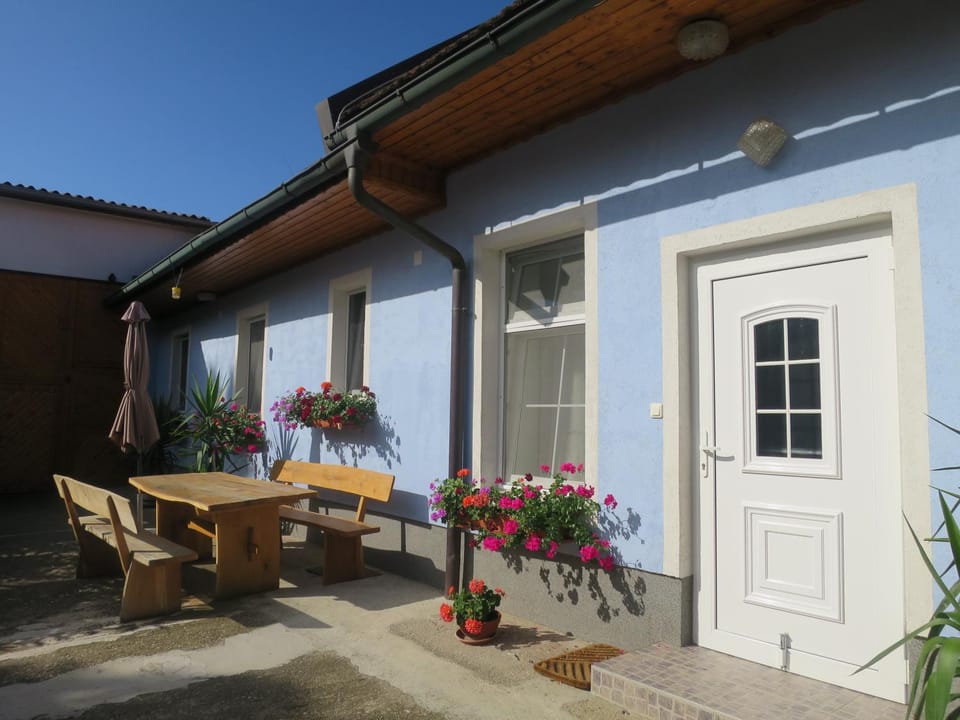 Facade/entrance, children, young children, group of guests, Family