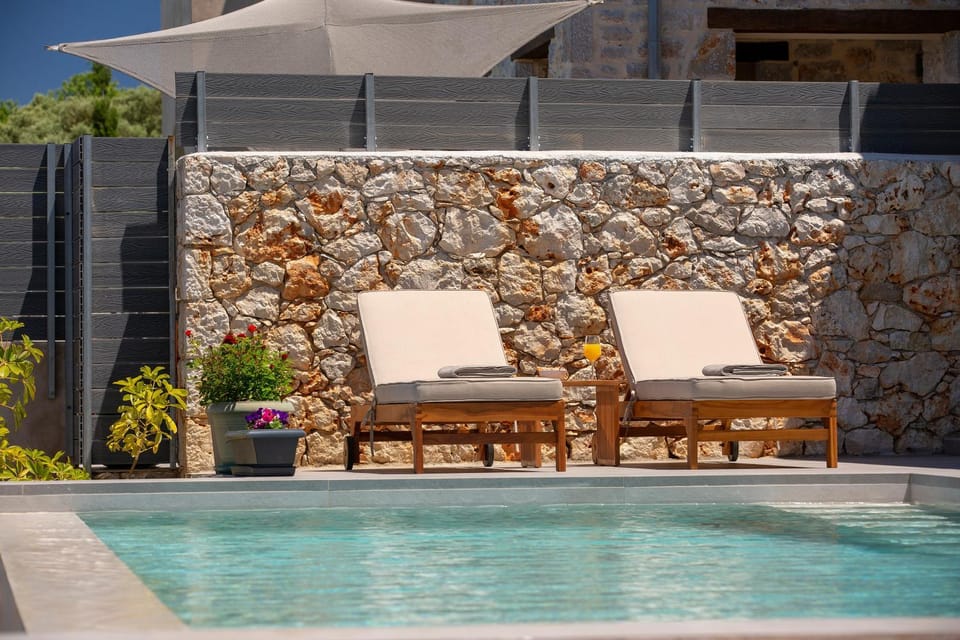 Patio, Pool view, Swimming pool, sunbed
