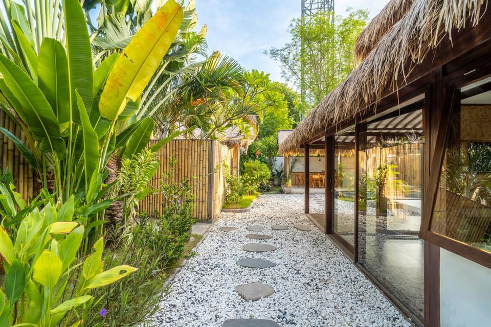 Property building, Facade/entrance, Garden, Living room, Garden view, Pool view