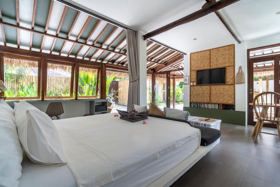 Bed, TV and multimedia, View (from property/room), Photo of the whole room, Decorative detail, Seating area, Bedroom, Garden view, Pool view, safe, towels