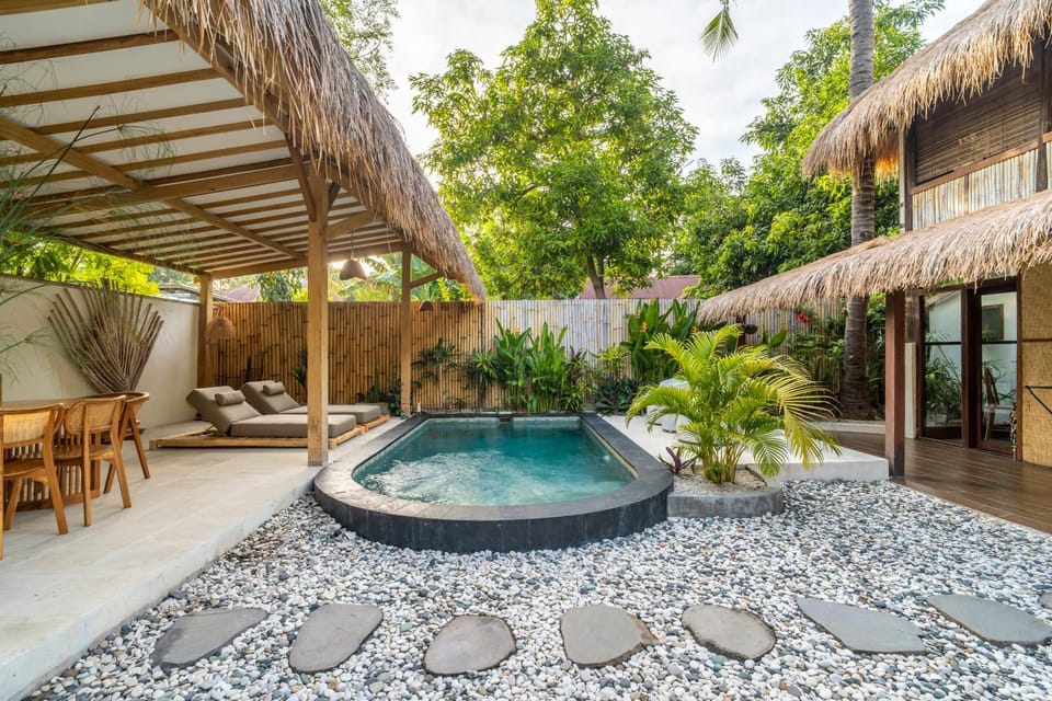 Property building, Day, Garden, Decorative detail, Seating area, Dining area, Garden view, Pool view, Swimming pool, sunbed