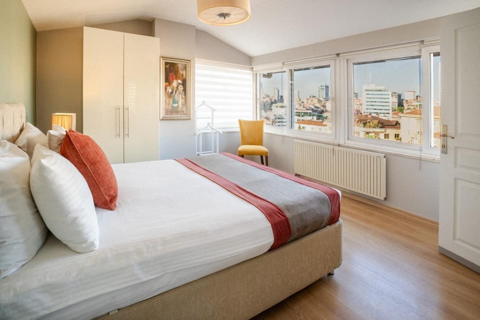 Bed, Living room, Photo of the whole room, Seating area, Bedroom, wardrobe