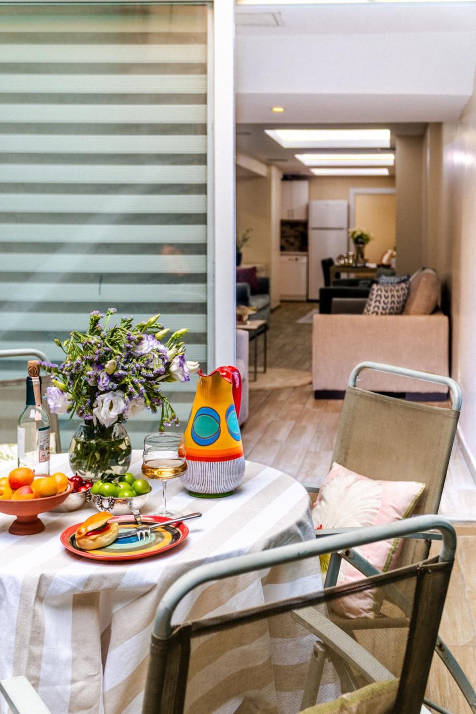 Kitchen or kitchenette, Living room, Food and drinks, Seating area, Dining area, Food