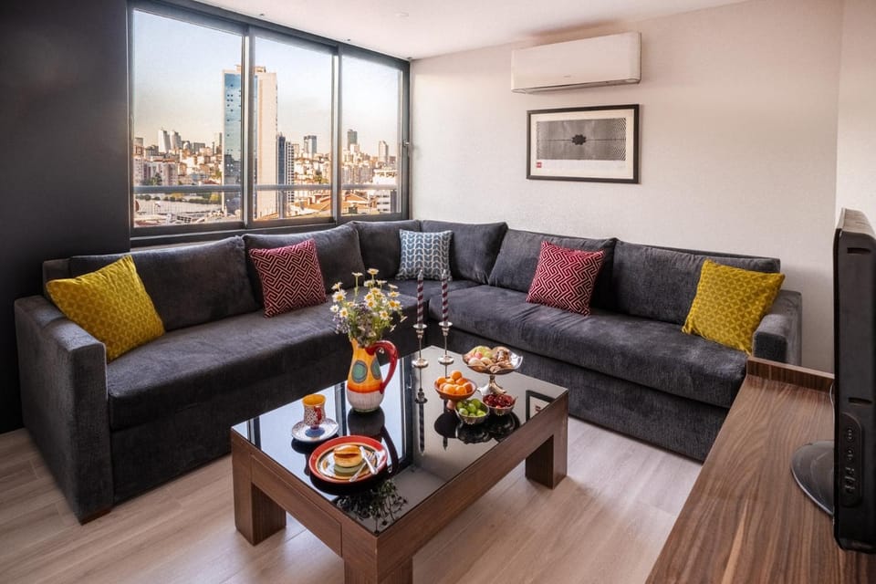 Living room, Food and drinks, Seating area, Dining area, Food, Drinks