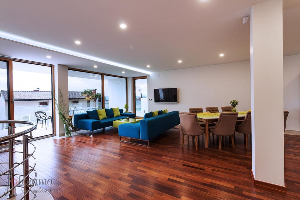 Day, Dining area