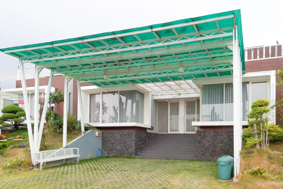 The Lavana Cliff House Villa Taman Dayu Bed and Breakfast in East Java