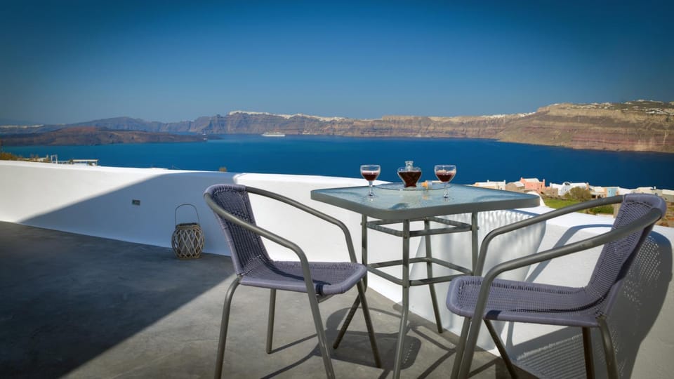 View (from property/room), Balcony/Terrace, Landmark view, Sea view, Street view