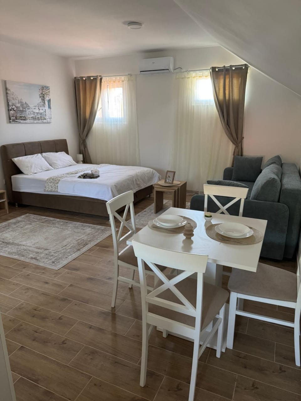Photo of the whole room