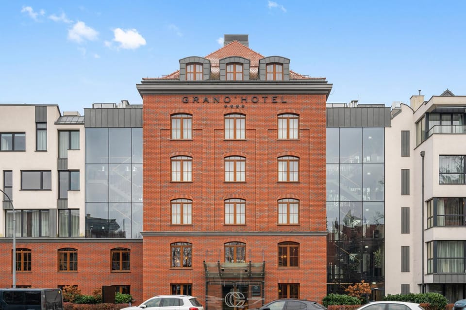 Property building, Day, Location