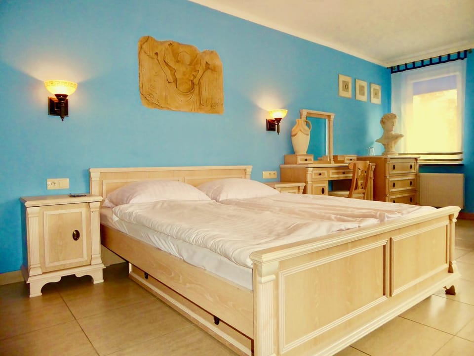 Bed, Photo of the whole room