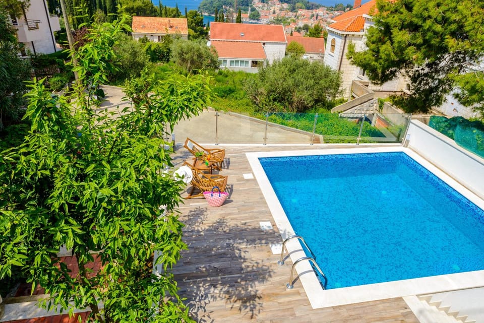 Day, Pool view