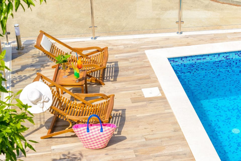 Day, Swimming pool