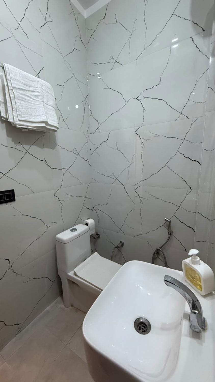 Cozy Room with pvt bath with shared Kitchen & Living room Vacation rental in Lucknow