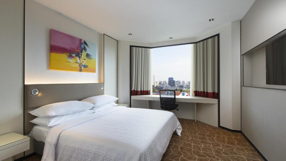 Bedroom, City view
