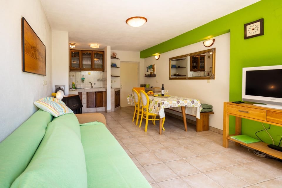 Communal lounge/ TV room, TV and multimedia, Living room, Seating area, Dining area