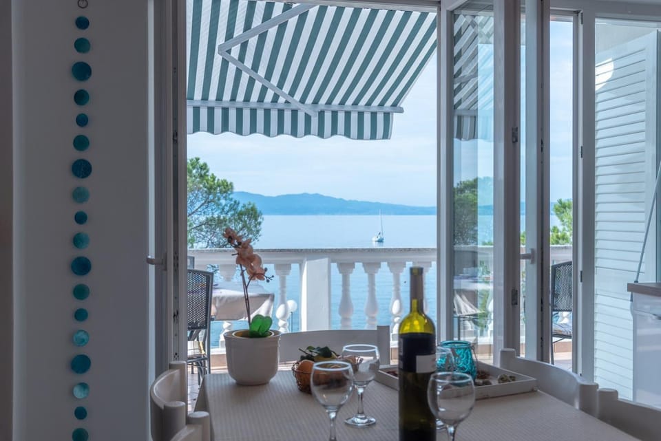 Balcony/Terrace, Kitchen or kitchenette, Decorative detail, Seating area, Dining area, On site