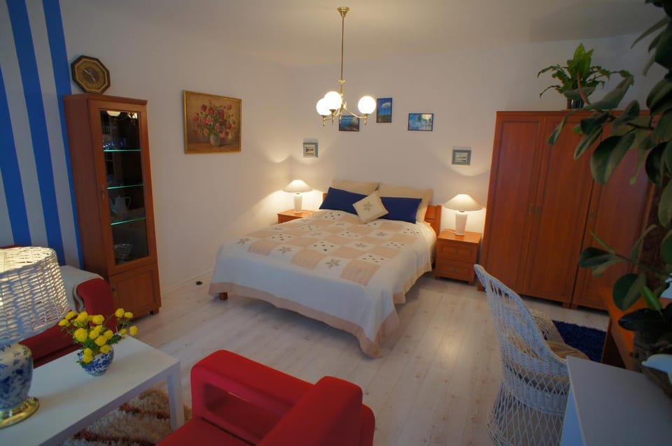 Living room, Photo of the whole room, Decorative detail, Seating area, Bedroom