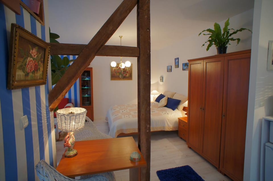 Bed, Living room, Photo of the whole room, Decorative detail, Bedroom