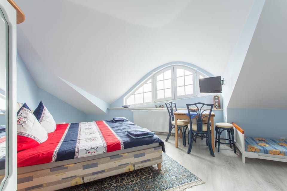 Bed, TV and multimedia, Living room, Photo of the whole room, Seating area, Dining area, Bedroom, Garden view, Lake view, Sea view