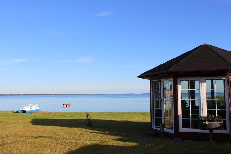 Communal lounge/ TV room, Natural landscape, Activities, Garden, TV and multimedia, Beach, Lake view, Sea view