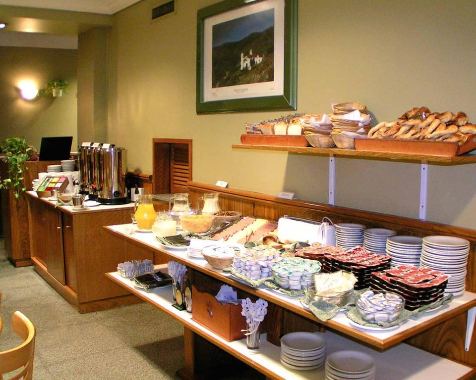 Lounge or bar, Food and drinks, Food