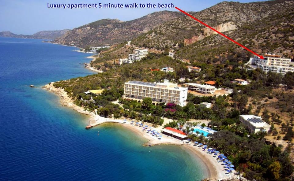 Restaurant/places to eat, Neighbourhood, Natural landscape, Beach