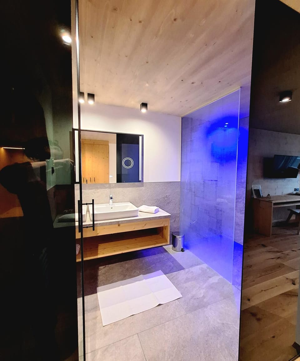 Bathroom, Photo of the whole room