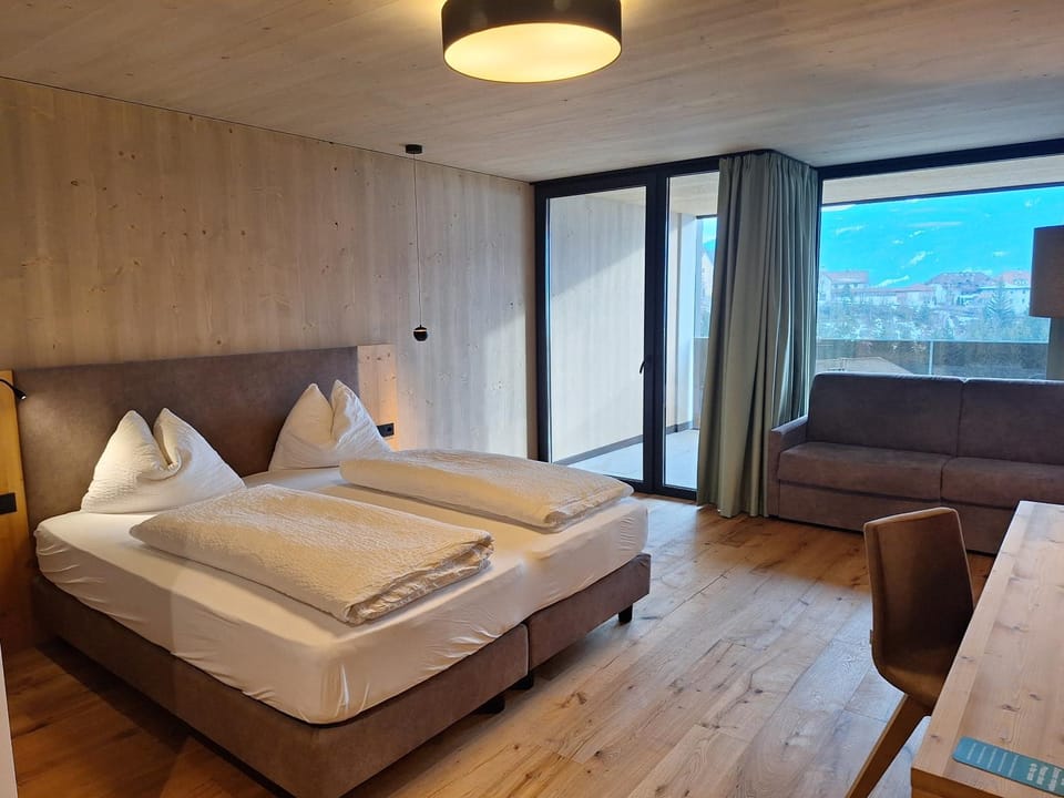Bed, Photo of the whole room, Seating area