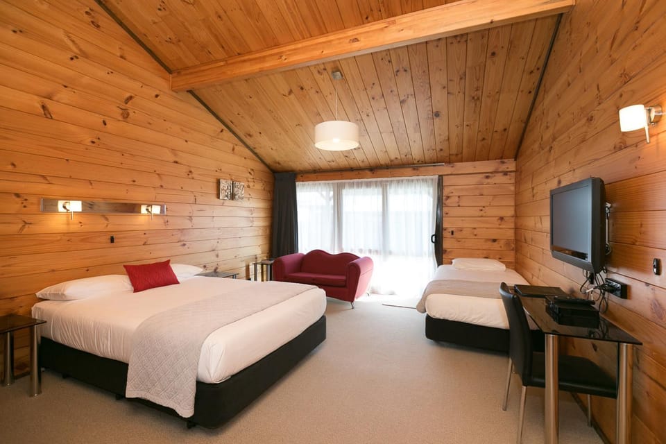 TV and multimedia, Seating area, Bedroom