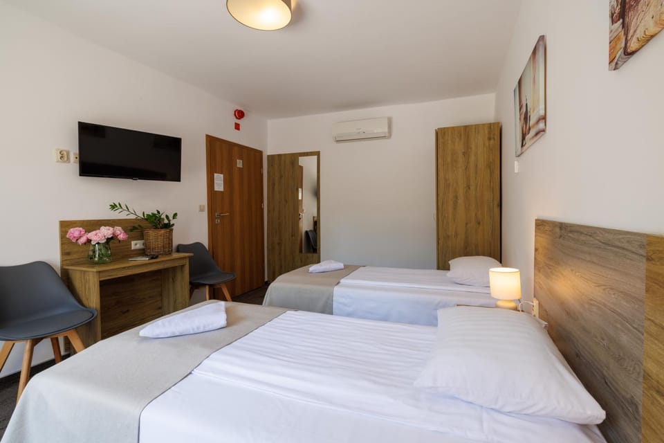 Bed, TV and multimedia, Photo of the whole room, Evening entertainment, Bedroom, towels, wardrobe