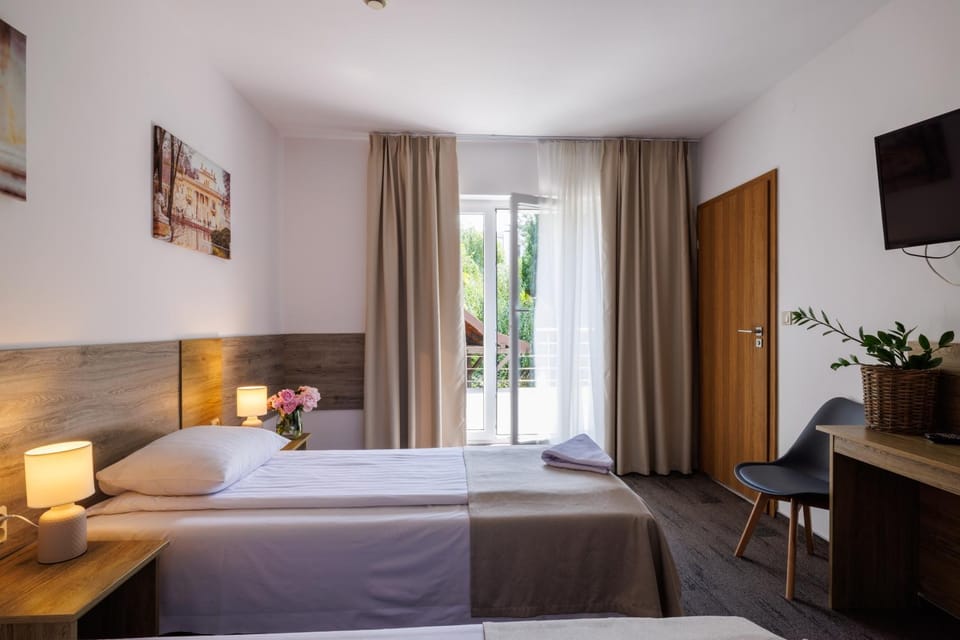 Bed, TV and multimedia, Photo of the whole room, Bedroom, towels