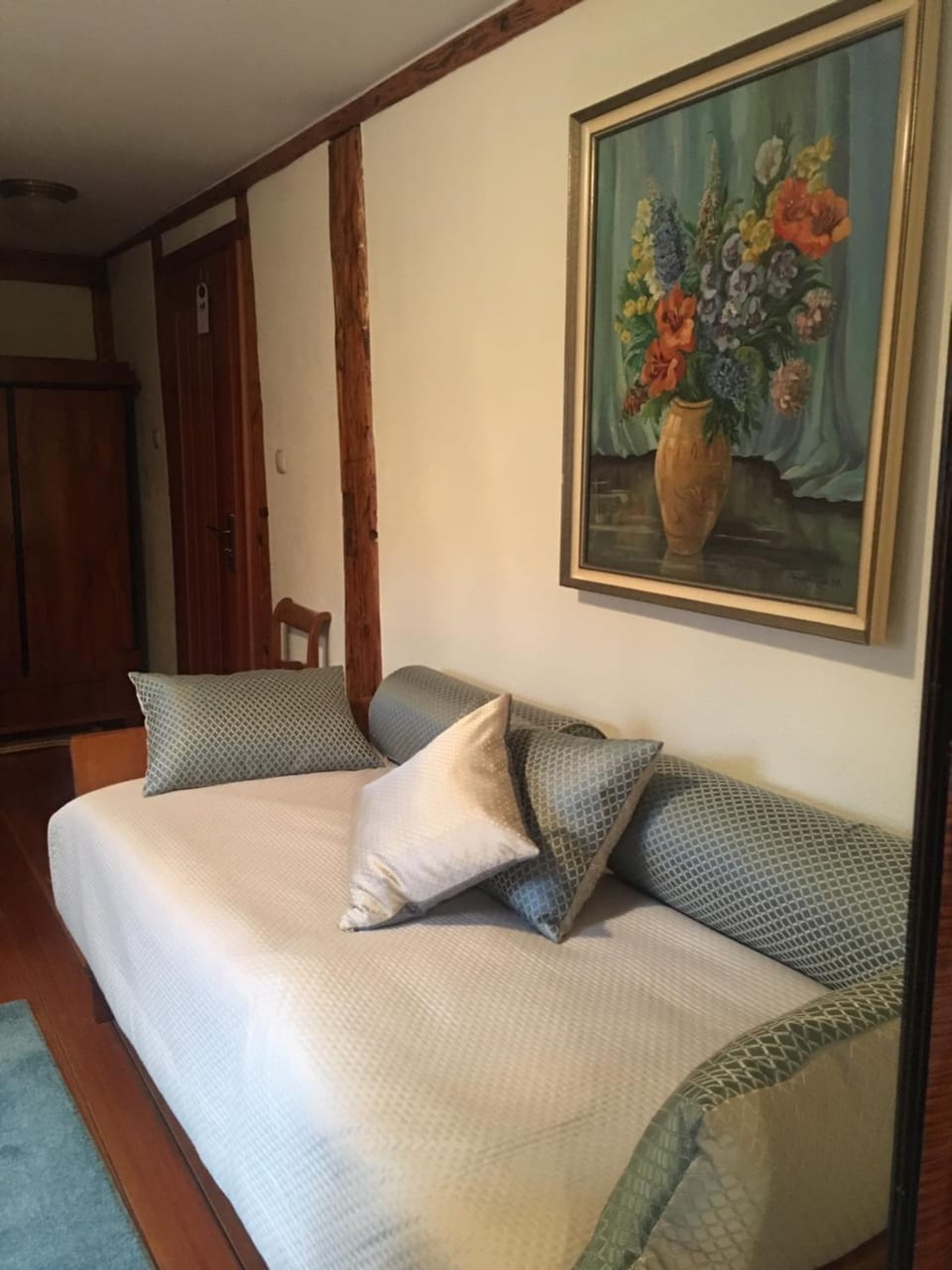 Bed, Living room, Photo of the whole room, Seating area