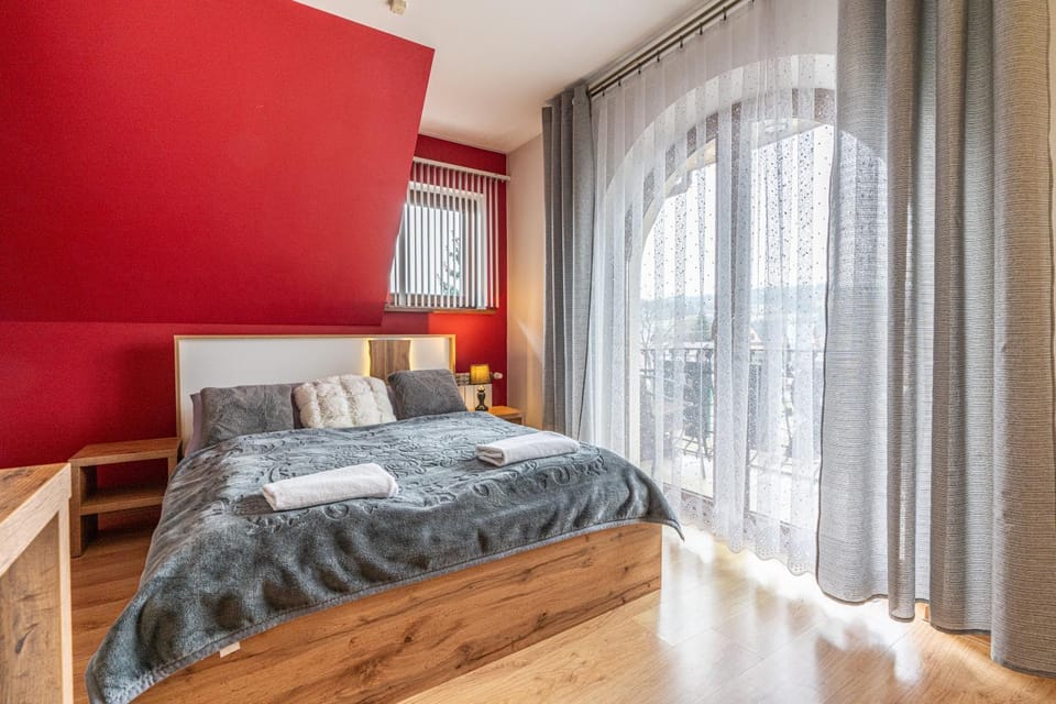 Bed, Photo of the whole room, Bedroom, towels