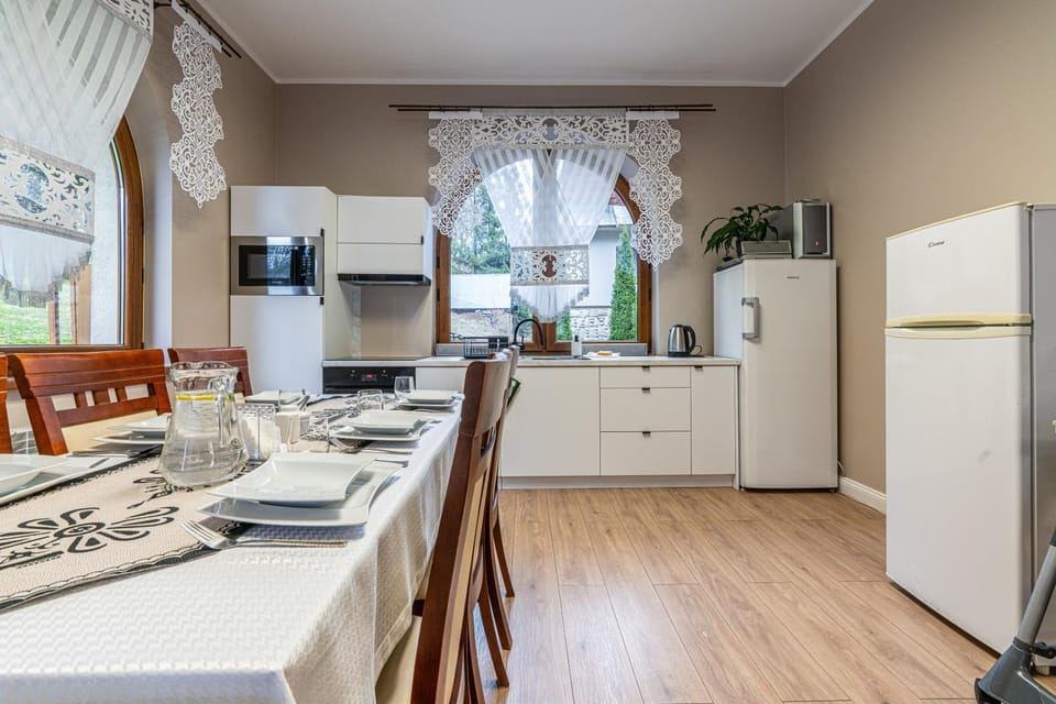 Kitchen or kitchenette, Dining area, Communal kitchen