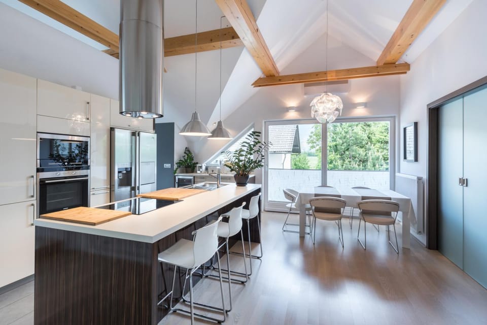 Kitchen or kitchenette, Dining area