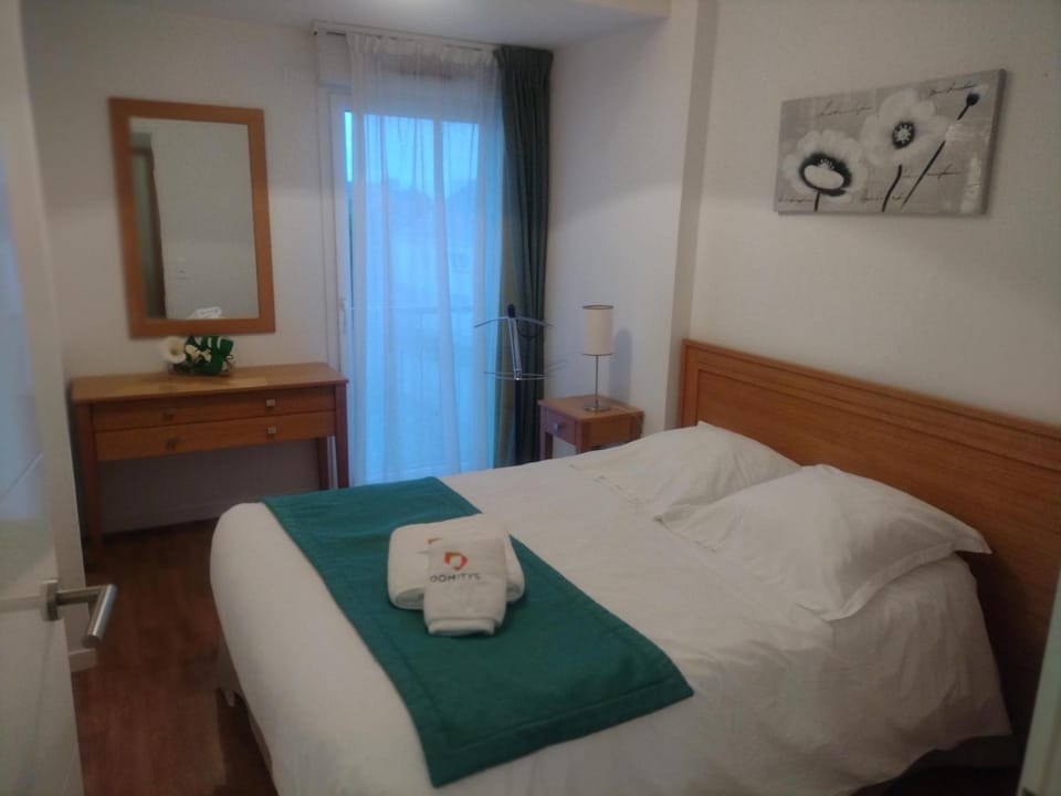 Bed, Bedroom, towels