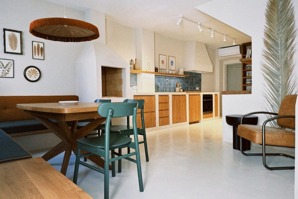 Kitchen or kitchenette, Living room, Seating area, Dining area, stove