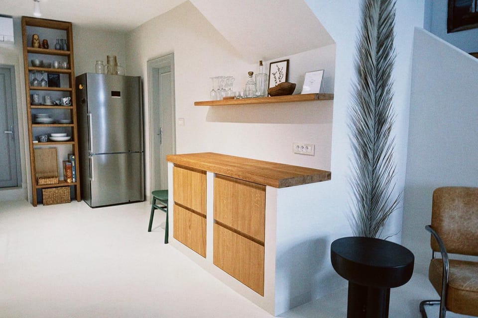 Kitchen or kitchenette, oven