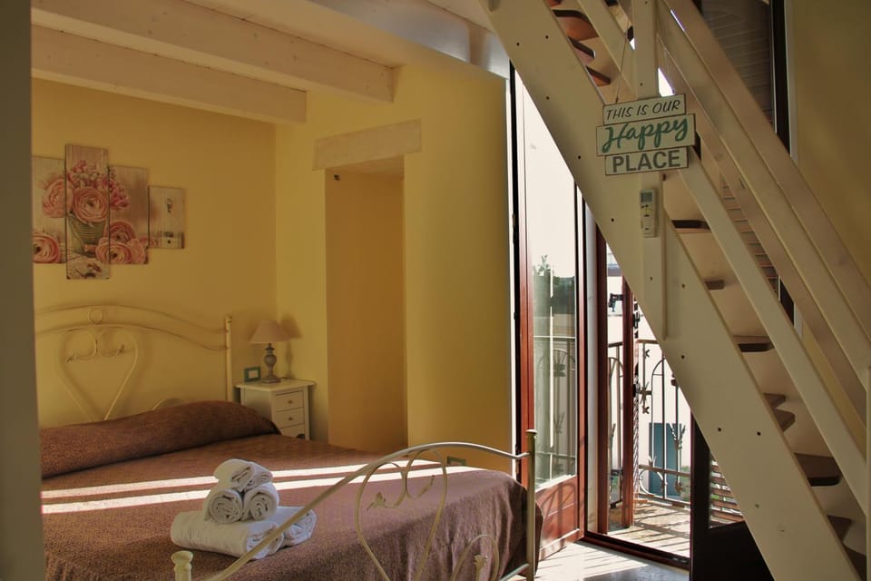 Bedroom, City view, Street view, Family