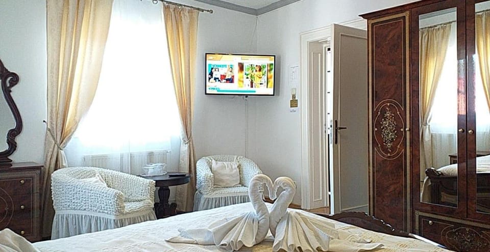 Property building, TV and multimedia, Seating area, Dining area, Breakfast