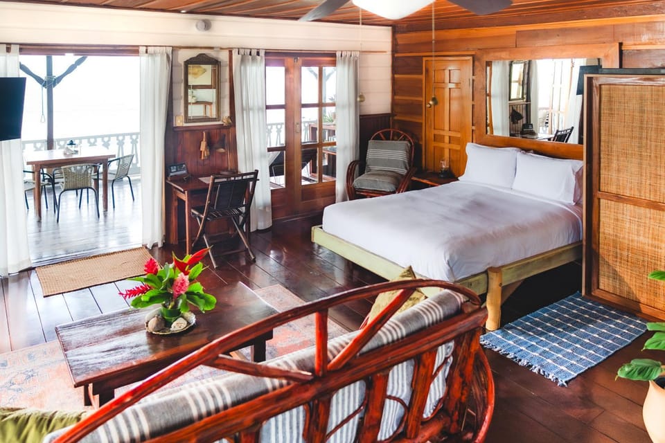 Bed, TV and multimedia, Seating area, Bedroom, wardrobe