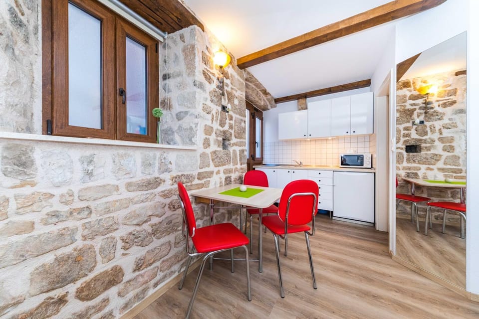 Kitchen or kitchenette, Dining area, microwave