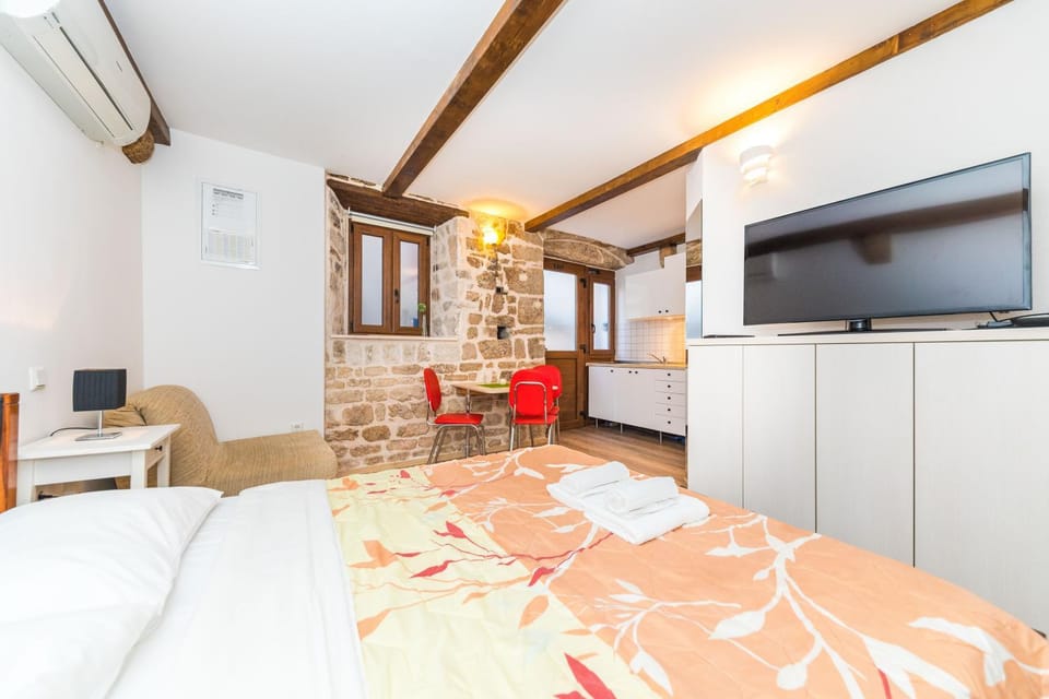 TV and multimedia, Photo of the whole room, Seating area, Dining area, Bedroom