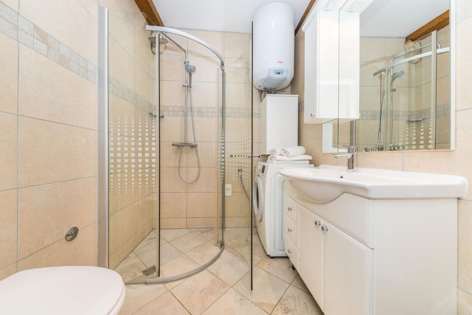 Shower, Toilet, Bathroom, towels, washing machine