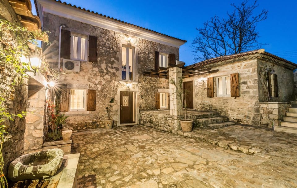 Property building, Facade/entrance, Night