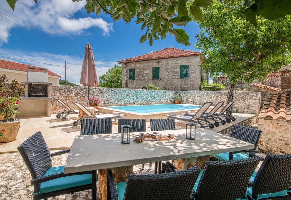 Property building, Patio, Day, Garden, Dining area, Pool view, Swimming pool, sunbed