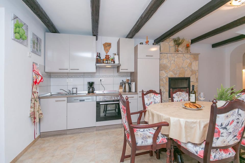 Coffee/tea facilities, Kitchen or kitchenette, Seating area, Dining area