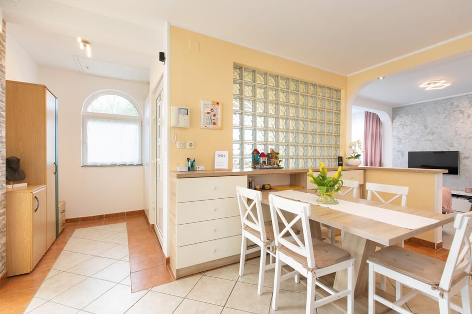 Seating area, Dining area