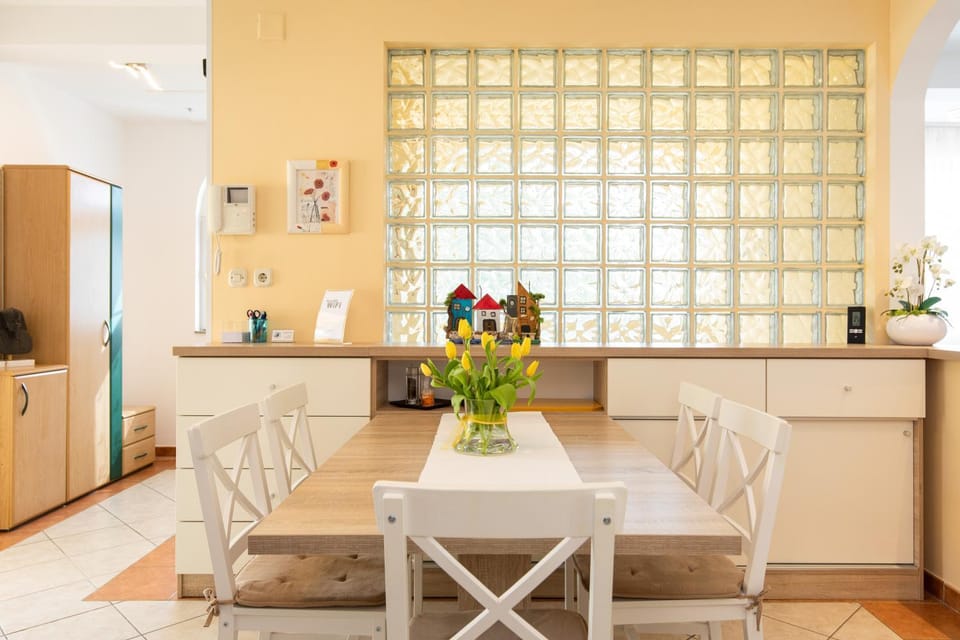 Seating area, Dining area